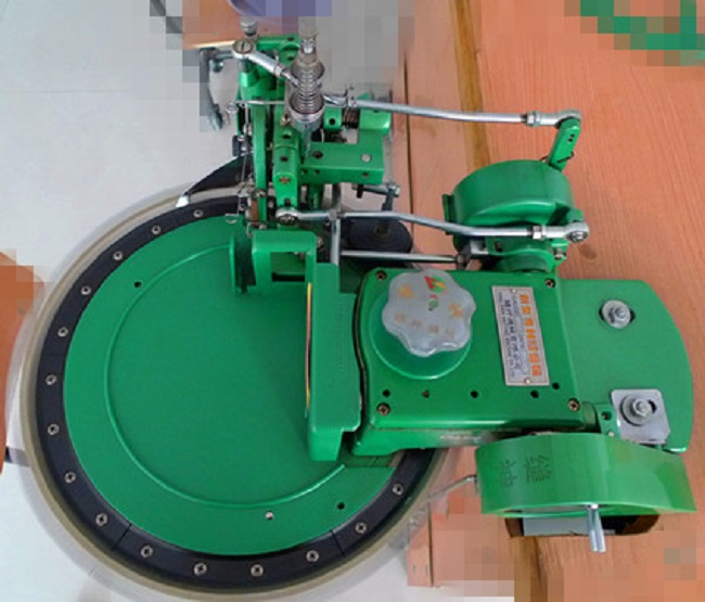 在縫制工作中有時(shí)出現(xiàn)衣料不向前走動(dòng)，反而向操作者方向移動(dòng)，即衣料向后退